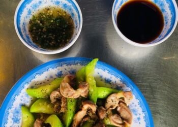 Lẩu Gà Lá é Phú Yên Chính Gốc : 200k (2-3 người ăn đầy đủ thịt gà , lá é, bún , ...