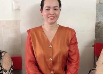 Em là con gái miền Tây

Hương thơm mái tóc còn lay trong chiều

Cô Hân, người co...