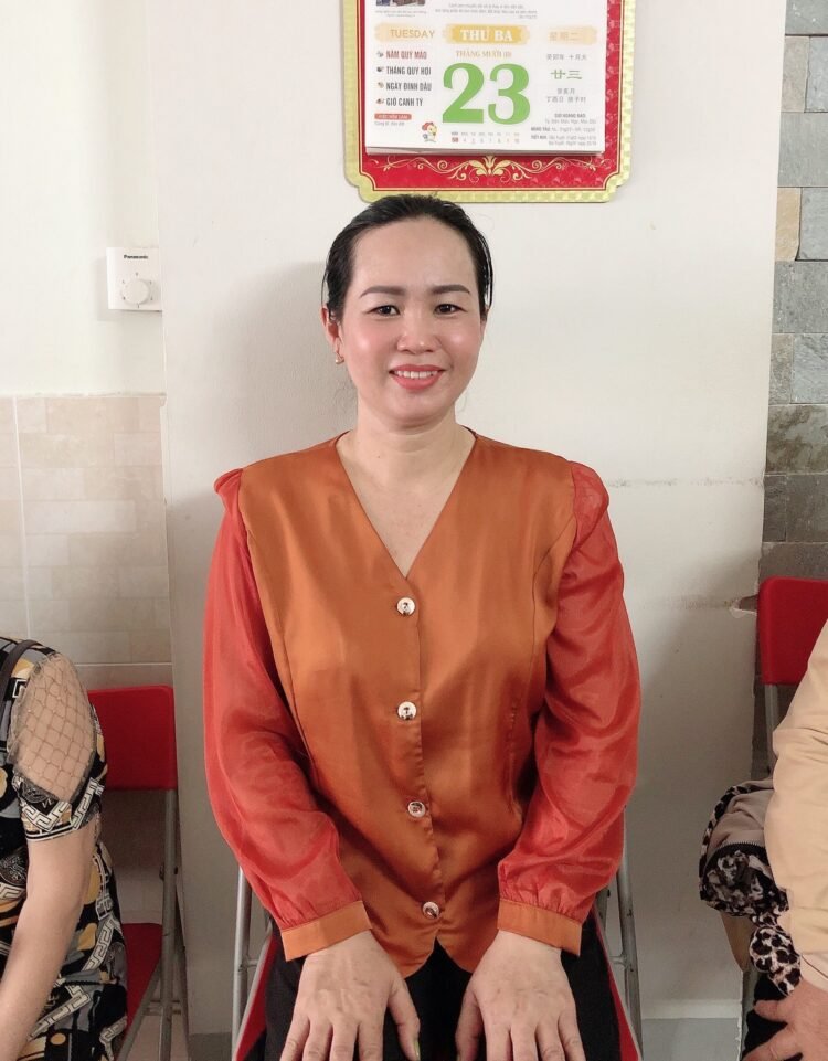 Em là con gái miền Tây
Hương thơm mái tóc còn lay trong chiều
Cô Hân, người co...