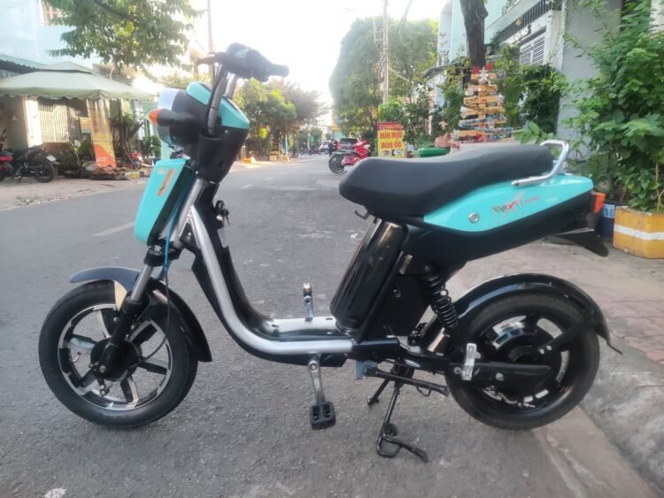 mình cần bán lại chiếc xe đạp điện và 1 cái máy may để về quê.2 món vẫn đang ho...