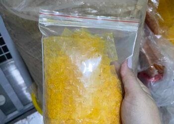 Ở đây em có bán bánh tráng 
 Cuốn bơ đỏ ruốc hành phi
 Phô mai ăn mặn ngọt béo 
...