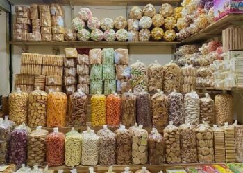 Cả một bầu trời tuổi thơ 

Lại là em đây. Em bán tất tần tật mấy chục loại bánh ...