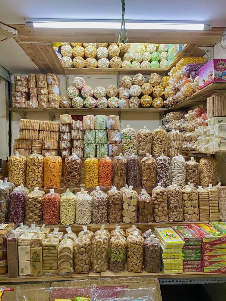 Cả một bầu trời tuổi thơ 

Lại là em đây. Em bán tất tần tật mấy chục loại bánh ...