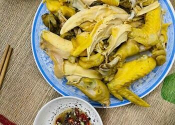 Nay em lại gom đơn món:
 Gà Nướng Ống Tre :270k/con 
 Gà tươi làm sạch sẵn: 170k...