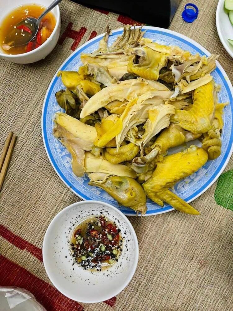 Nay em lại gom đơn món:
 Gà Nướng Ống Tre :270k/con 
 Gà tươi làm sạch sẵn: 170k...