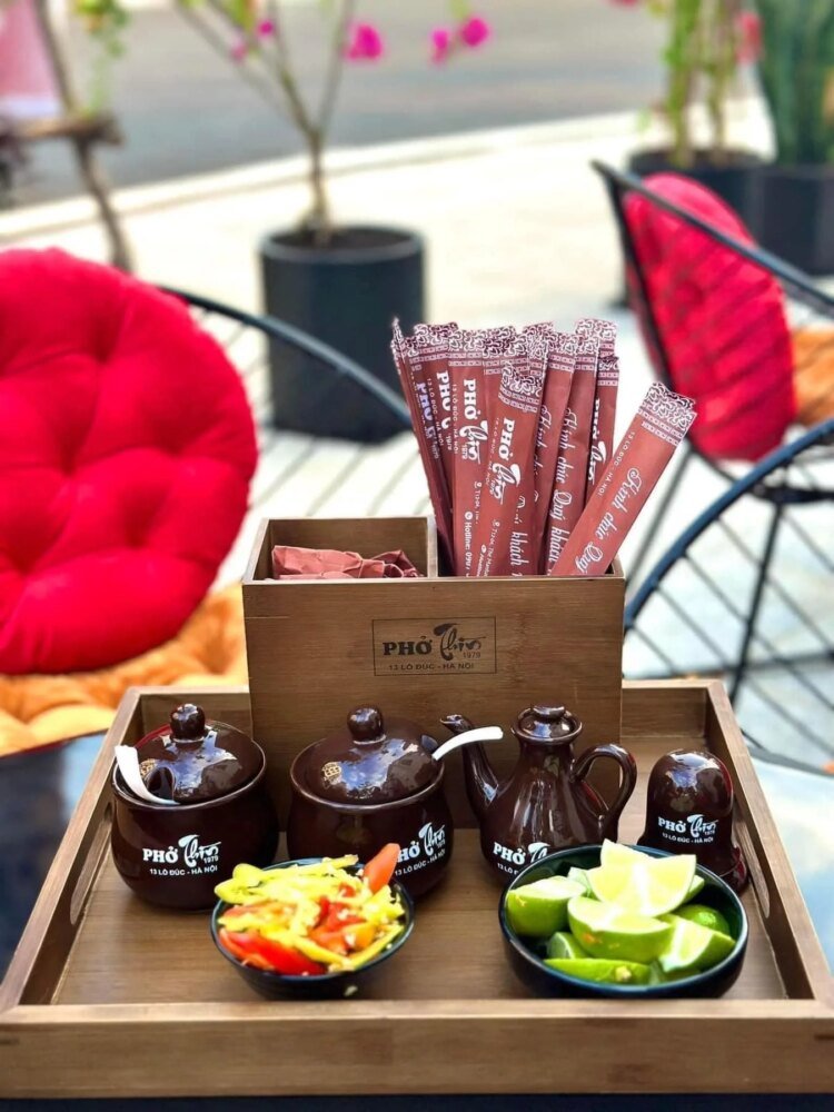 “𝐏𝐡𝐨̛̉ 𝐓𝐡𝐢̀𝐧 𝟏𝟑 𝐋𝐨̀ Đ𝐮́𝐜 “
           “𝐂𝐍 𝐇𝐨̂̀ 𝐂𝐡𝐢́ 𝐌𝐢𝐧𝐡”
“𝐶𝘰́ 𝘮𝑜̣̂𝘵 𝘢̂̉𝑚 𝑡𝘩𝑢̛̣𝘤...