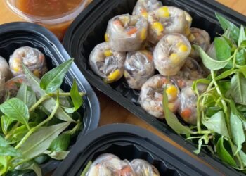 Hôm nay em coá bánh tráng lụi kèm nước sốt me cay nồng. Khách đặt 2h e đi lun nh...