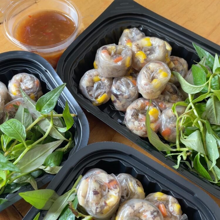 Hôm nay em coá bánh tráng lụi kèm nước sốt me cay nồng. Khách đặt 2h e đi lun nh...