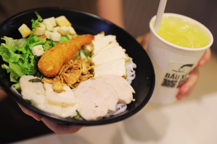 Hôm đợt mình có đi ăn quán bún xì dầu tên là Bấu xì giùn bên 245 Trần Bình Trọng...