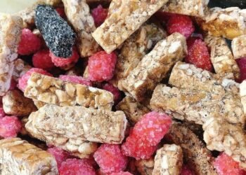 Món thời ấu thơ!!! Ngày mai e có!!
 Kẹo mè đen 0,5kg/120k
 Thèo lèo lộn xộn 0,5k...