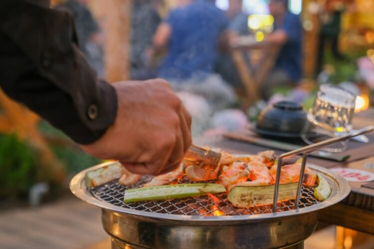 Bạn thích ăn lẩu nhưng cũng rất mê đồ nướng
Bạn cần tìm một không gian quán ăn r...