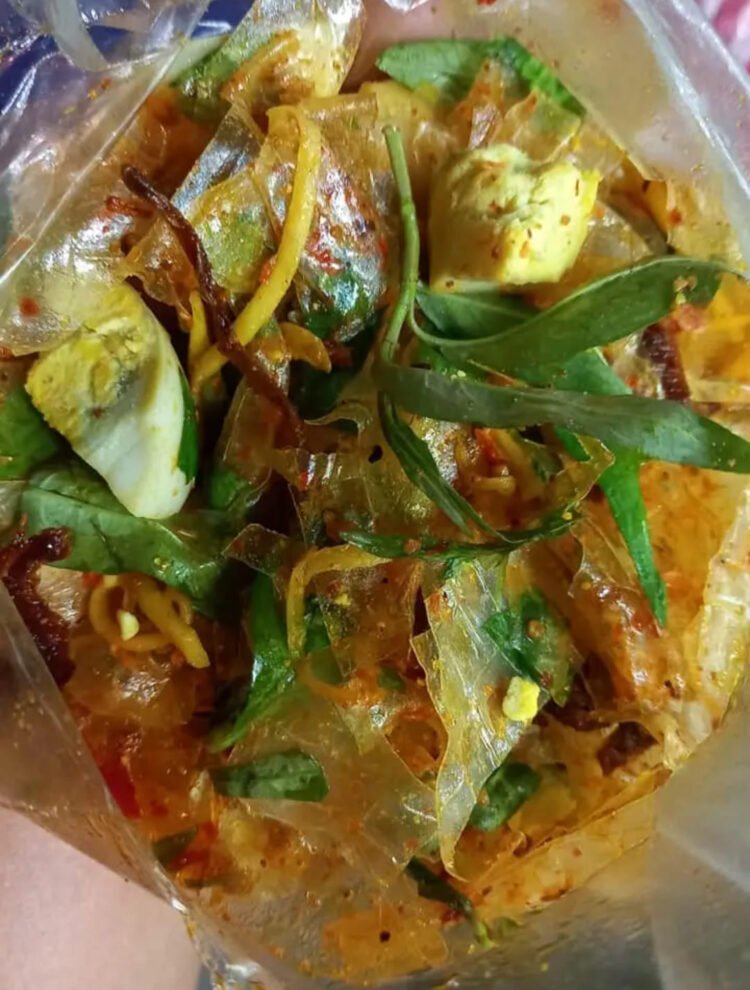 HOA HẬU TRONG LÀNG ĂN VẶT GỌI TÊN BÁNH TRÁNG TRỘN CÔ SỰ CÔ GÁNH 

 Nếu bạn là t...